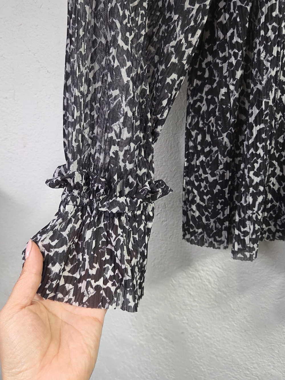 VINCE CAMUTO Black & White Abstract Print Smocked Neck Blouse Size S - Picture 4 of 7